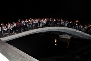 Procesija prelazi crikvenički most